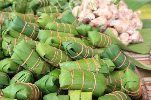 Porc enveloppé dans des feuilles de banane — Photo