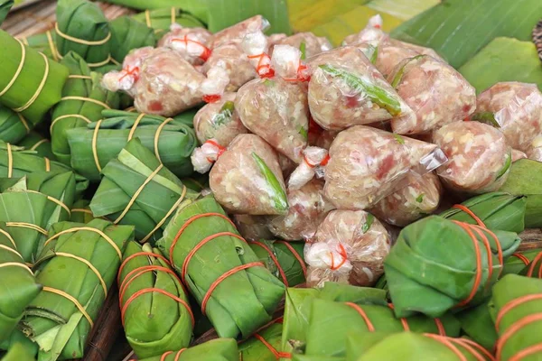 Vepřové maso zabalené do banánových listů — Stock fotografie