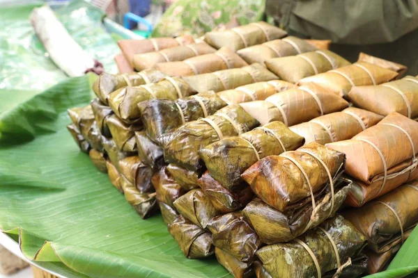 Plakkerige rijst gewikkeld in bananenbladeren — Stockfoto