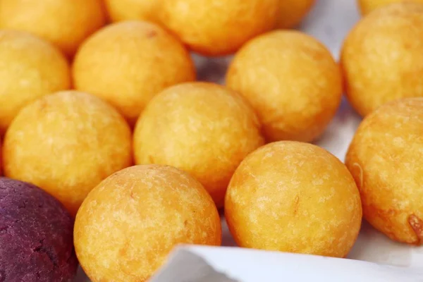 Batata doce frita em comida de rua — Fotografia de Stock