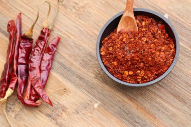 Kurutulmuş kırmızı biber ile