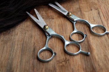 Kuaför makası saç kesme