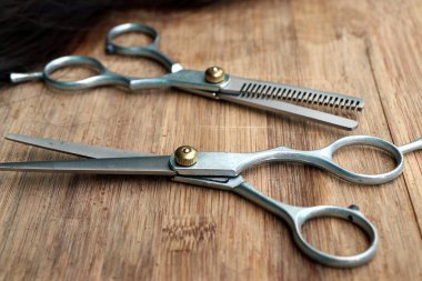 Kuaför makası saç kesme