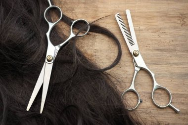 Kuaför makası saç kesme