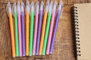 Renkli kalem ve kitap