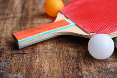 Kırmızı raket Masa Tenisi