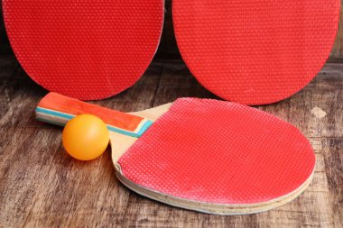 Kırmızı raket Masa Tenisi