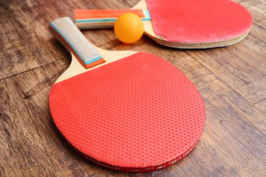 Kırmızı raket Masa Tenisi