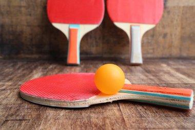 Kırmızı raket Masa Tenisi