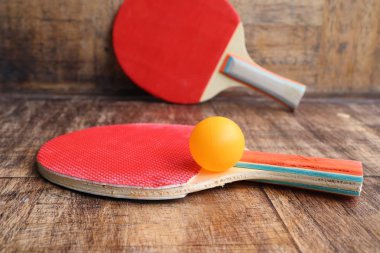 Kırmızı raket Masa Tenisi