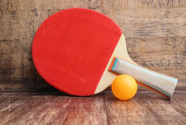Kırmızı raket Masa Tenisi