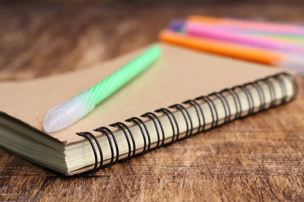 Bolígrafos Coloridos Libro — Foto de Stock