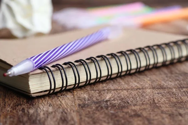 Kleurrijke Pennen Boek — Stockfoto
