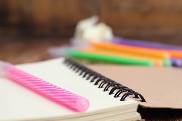 Bolígrafos Coloridos Libro — Foto de Stock
