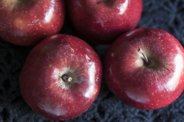Elmalar kırmızı ve parlak, iştah açıcı, masada.