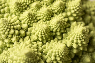 Romanesco Brecl pişirilmeye, servis edilmeye ve yenmeye hazırlanıyor.