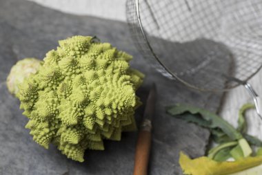 Romanesco Brecl pişirilmeye, servis edilmeye ve yenmeye hazırlanıyor.