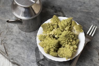Romanesco Brecl pişirilmeye, servis edilmeye ve yenmeye hazırlanıyor.