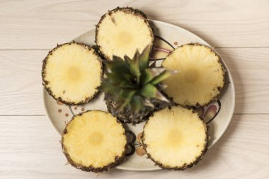 Sarı homojen bir yüzeyde taze ve sulu ananas parçaları. Meyve yemeye hazır.