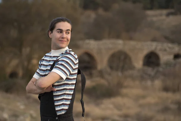 Mladý Muž Pózující Poli Mostem Pozadí Užíváte Venku — Stock fotografie