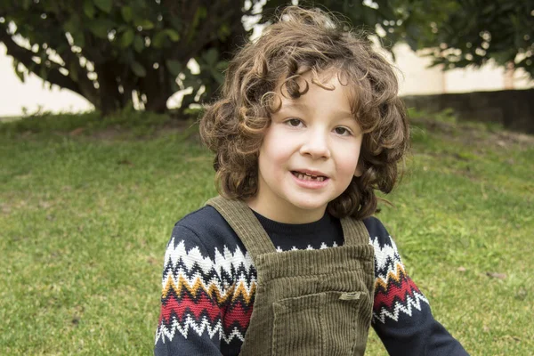 Petit Garçon Aux Cheveux Bouclés Sans Dent Posant Avec Bavoir — Photo