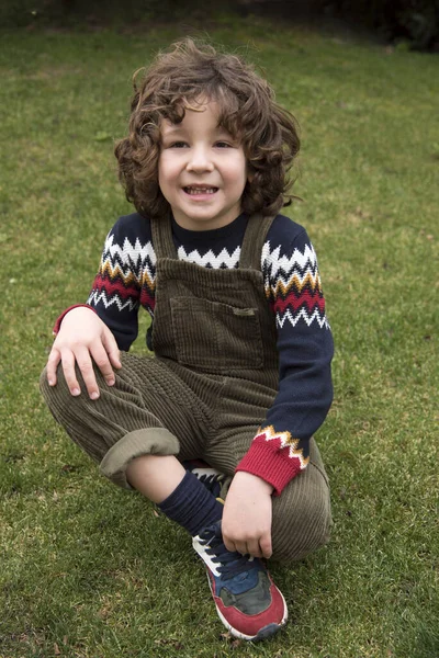 Menino Com Cabelo Encaracolado Sem Dente Posando Com Babador Verde — Fotografia de Stock