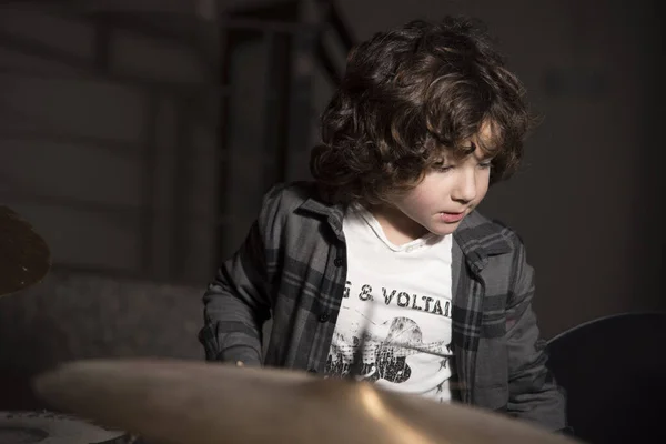 Curly Haired Boy Gray Shirt Shirtmakers Playing Drums Pro Fun — 스톡 사진