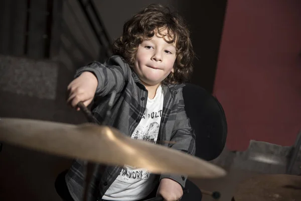 Curly Haired Boy Gray Shirt Shirtmakers Playing Drums Pro Fun — 스톡 사진