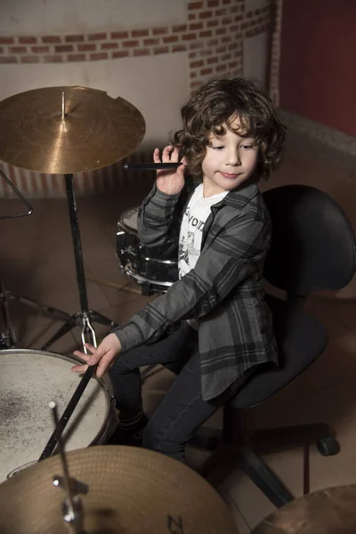 Curly Haired Boy Gray Shirt Shirtmakers Playing Drums Pro Fun — 스톡 사진