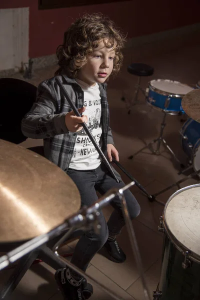 Curly Haired Boy Gray Shirt Shirtmakers Playing Drums Pro Fun — 스톡 사진