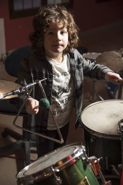 Curly Haired Boy Gray Shirt Shirtmakers Playing Drums Pro Fun — 스톡 사진