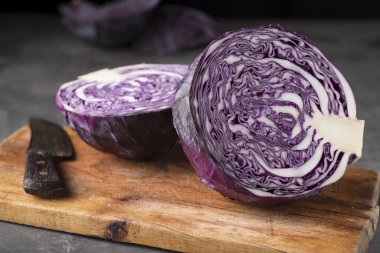 Çiğ mor Lombard ve masanın üzerinde tahta bir tahta üzerinde ikiye bölünmüş.