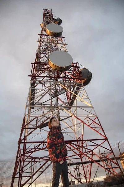 Joven Posando Frente Una Antena Telecomunicaciones Muy Alta Atardecer —  Fotos de Stock