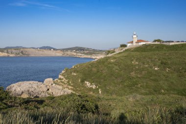 Suances, Cantabria, İspanya 'daki Punta del Torco de Afuera deniz fenerinin manzarası. Muhteşem manzaralı güzel bir yer.