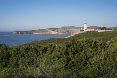 Suances, Cantabria, İspanya 'daki Punta del Torco de Afuera deniz fenerinin manzarası. Muhteşem manzaralı güzel bir yer.