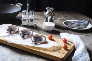 Mavi mezgit ya da zambak, masadaki balıklar farklı şekillerde temizlenmeye ve pişirilmeye hazırlandı, hırpalandı, pişirildi, turşu yapıldı. Lezzetli ve sağlıklı mevsimlik beyaz balıklar.