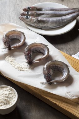 Mavi mezgit ya da zambak, masadaki balıklar farklı şekillerde temizlenmeye ve pişirilmeye hazırlandı, hırpalandı, pişirildi, turşu yapıldı. Lezzetli ve sağlıklı mevsimlik beyaz balıklar.