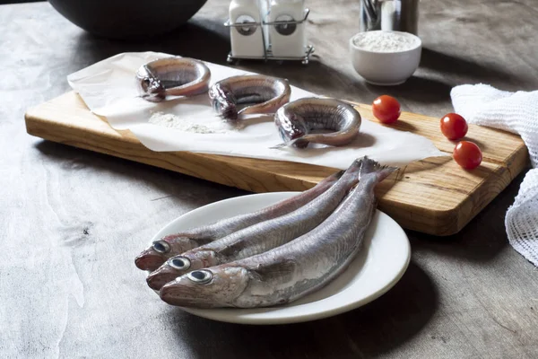 Blåvitling Eller Liljor Fisk Bordet Beredd Att Rengöras Och Tillagas — Stockfoto