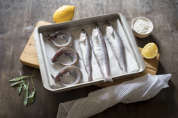 Bacaladilla Azul Lirios Pescado Mesa Preparado Para Ser Limpiado Cocinado — Foto de Stock