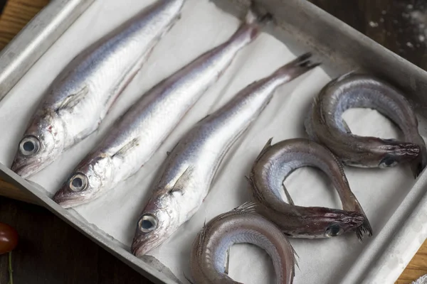Blåvitling Eller Liljor Fisk Bordet Beredd Att Rengöras Och Tillagas — Stockfoto