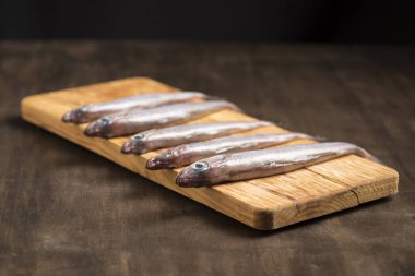 Mavi mezgit ya da zambak, masadaki balıklar farklı şekillerde temizlenmeye ve pişirilmeye hazırlandı, hırpalandı, pişirildi, turşu yapıldı. Lezzetli ve sağlıklı mevsimlik beyaz balıklar.