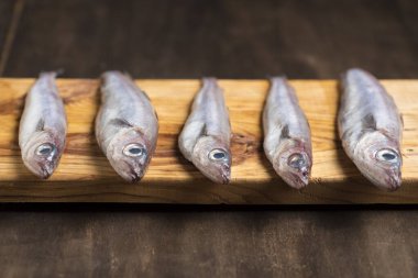 Mavi mezgit ya da zambak, masadaki balıklar farklı şekillerde temizlenmeye ve pişirilmeye hazırlandı, hırpalandı, pişirildi, turşu yapıldı. Lezzetli ve sağlıklı mevsimlik beyaz balıklar.