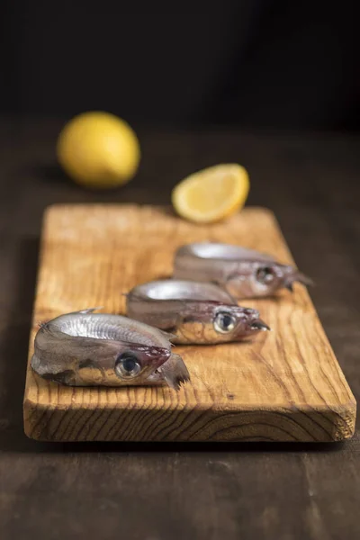 Blåvitling Eller Liljor Fisk Bordet Beredd Att Rengöras Och Tillagas — Stockfoto
