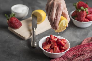 Lezzetli mevsimlik kırmızı çilekler, hazırlanmak ve tatmak için. Çok zengin ve sağlıklı yemekler.