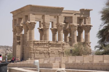 Trajan 'ın kulübesi, Agilkia Adası' ndaki Nil Nehri 'ndeki Aswan, Mısır Tapınağı' nın yanında..