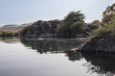 Nil Nehri 'nin girişi Aswan, Mısır ve Afrika' daki Nubian Halkı 'ndan geçiyor. Çölün yanındaki inanılmaz su ve bitki örtüsü manzarası..