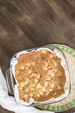 Elmalı kek, ceviz, un, şeker, yağ ve kuru üzüm. Nefis ev yapımı tatlı..