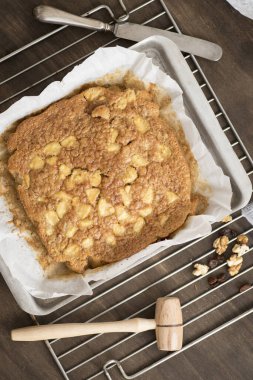 Elmalı kek, ceviz, un, şeker, yağ ve kuru üzüm. Nefis ev yapımı tatlı..