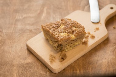 Elmalı kek, ceviz, un, şeker, yağ ve kuru üzüm. Nefis ev yapımı tatlı..