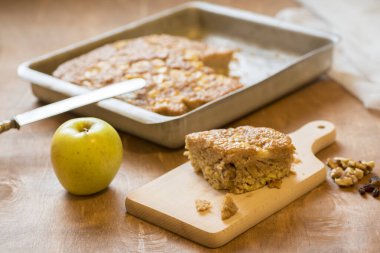 Elmalı kek, ceviz, un, şeker, yağ ve kuru üzüm. Nefis ev yapımı tatlı..